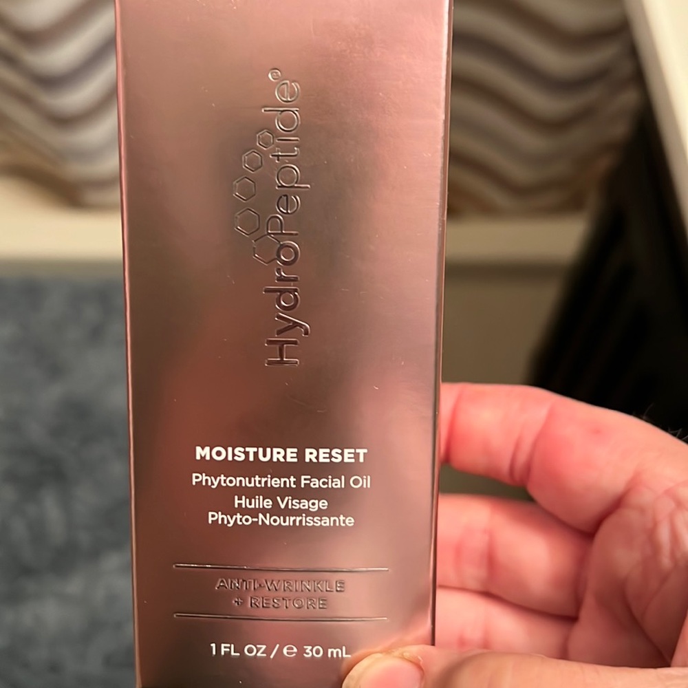 Hydro-peptide facial oil